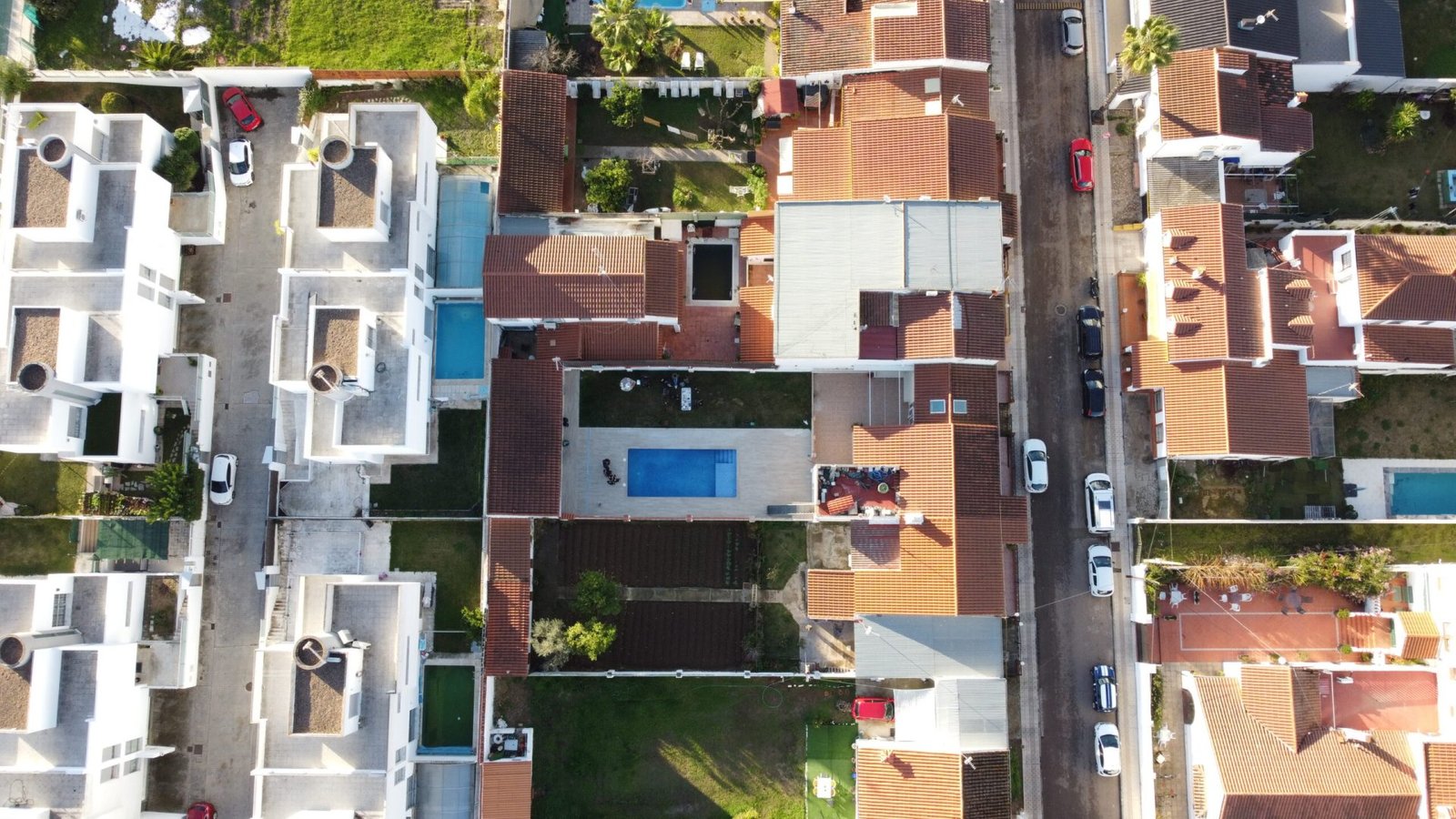 Imagen aérea de casas con piscina
